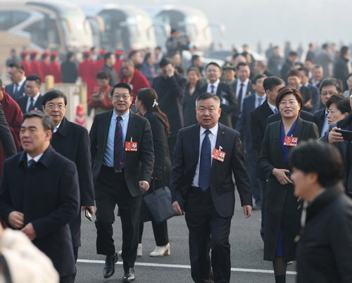 圖為委員們步入會場。(6681906)-20250309191300