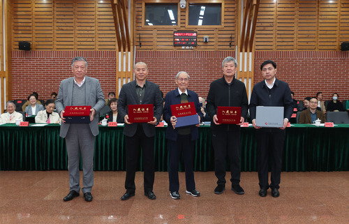 束沛德、畢飛宇、孫甘露、阿英長孫錢榮毅向中國現(xiàn)代文學(xué)館捐贈珍貴文獻(xiàn)，王軍接受捐贈