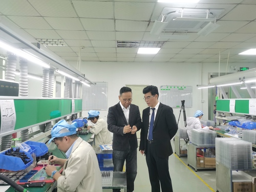 全國政協委員王理宗（右）在民營企業調研。