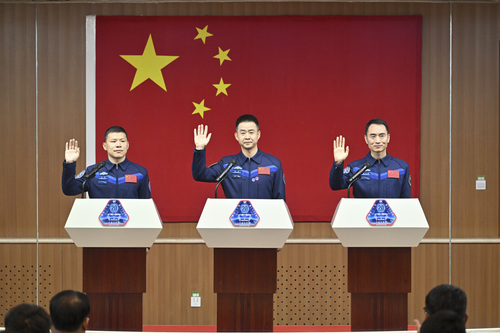 新華全媒＋丨神舟二十號載人飛行任務(wù)航天員(7081732)-20250424092101