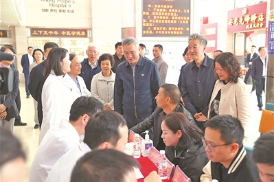 調研組一行在安龍縣人民醫院考察調研。民進中央 供圖