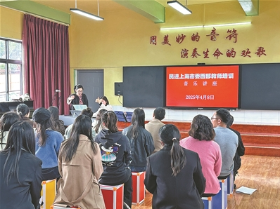 民進上海市委會西部教師培訓音樂講座在安龍縣第八中學舉辦。圖為民進會員、上海輕音樂團女高音歌唱家肖蕊現場授課。本報記者 王慧文 攝