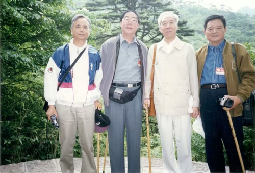 本文作者（左二）與文友袁行霈（右二，第八(7157905)-20250512093141