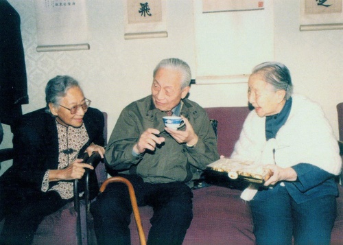 1992年冰心生日，雷潔瓊、趙樸初在冰心(7158450)-20250512094201