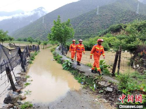 5月31日，迪慶消防隊(duì)員巡查當(dāng)?shù)厥転?zāi)情況。迪慶消防 供圖