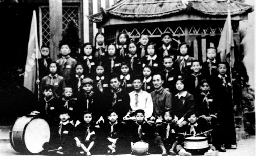 1955年“六一”兒童節(jié)，雷鋒（前左一）(7352495)-20250603091857