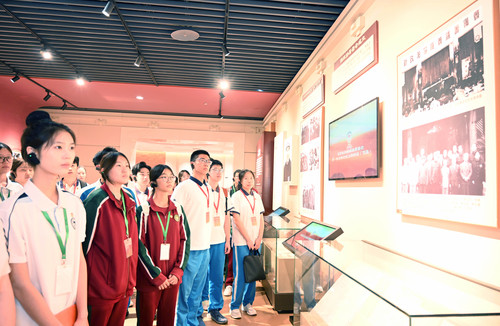 圖為中學(xué)師生參觀“人民政協(xié)光輝歷程”展。(7529484)-20250624142242