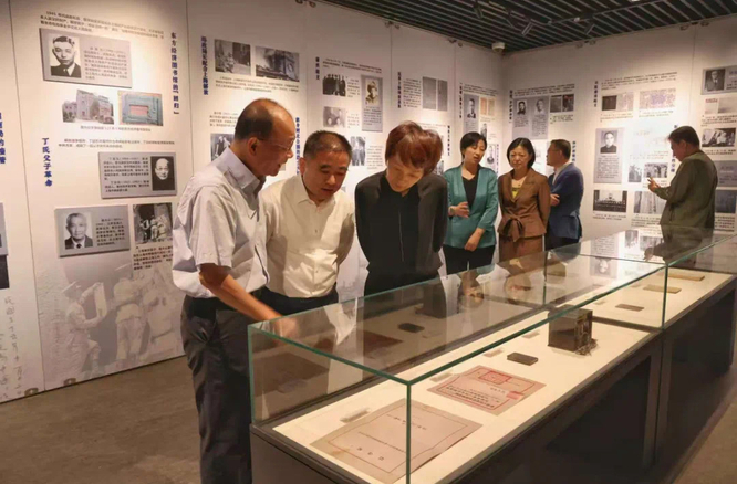 “不忘初心 逐夢前行”文獻圖片展在滬開幕