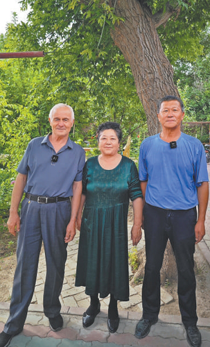 庫爾魯西·烏斯曼夫婦和林忠東（右）在一起