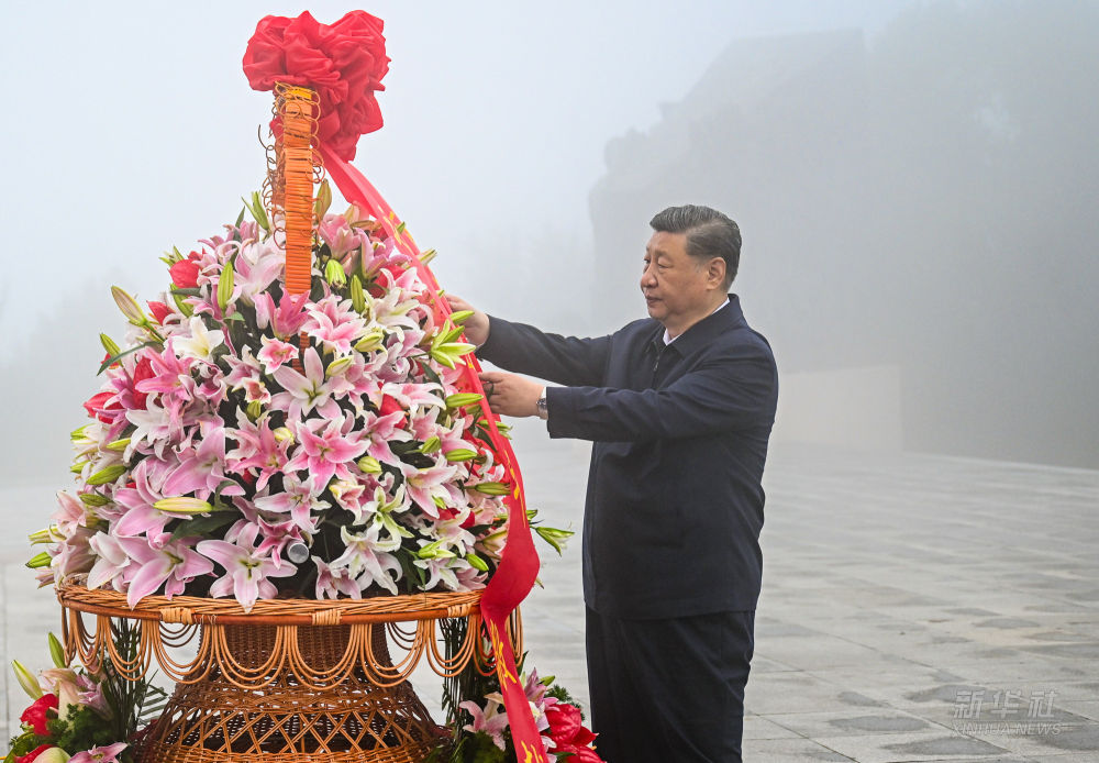 深情致敬英雄 擎舉民族精神