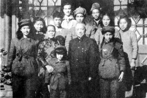 1950年，李濟深和夫人率子女身著解放裝(7706531)-20250714094944