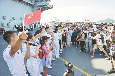 在香港回歸祖國28周年之際，海軍山東艦航母編隊到訪香港。山東艦作為中國首艘國產航母，這次訪問香港首次面向公眾開放參觀。圖為編隊官兵為來訪民眾舉行快閃活動。新華社發(fā)