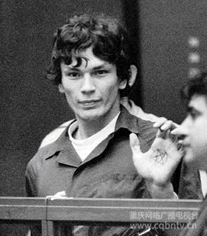 惡魔的首席門徒——Richard Ramirez 　　在 1984 年至 1985 年的一年里，洛杉磯和三藩市都被一片恐怖的氣氛所籠罩，一切也是因為一名神秘的連環殺手所致。他喜歡偷偷在晚上潛入別人的家中，然后把成年的男性射殺或扼死，再把女性和小孩暴力強奸、殺害再肢解，在完事后則下他的標志——一個倒轉的五角星，在墻上、在鏡子上，甚至在死者身上