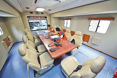 據介紹，地震車內部可容納十余人開會。河南省地震局供圖