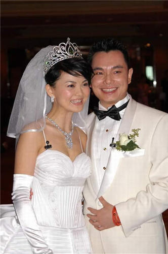李厚霖，曾是有名的鉆石王老五娛樂圈無人不知無人不曉，和當(dāng)年的湖南衛(wèi)視一姐李湘結(jié)婚轟動了娛樂圈，但是結(jié)婚沒多久風(fēng)流公子的形象便暴露的一覽無余，到處沾花惹草，最終導(dǎo)致離婚。