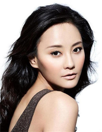 馬雅舒，吳奇隆的前妻，兩人相識于《蕭十一郎》。但是結(jié)婚后便各自奔赴自己的劇組，于是乎馬雅舒婚后不久便紅杏出墻導致離婚。