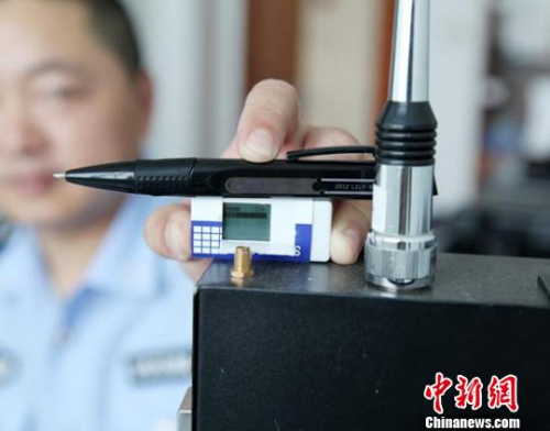 資料圖：警方繳獲的考試作弊工具。