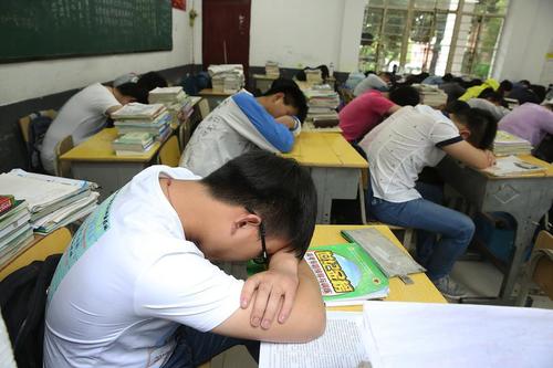 高考即將到來，學生午飯過后全部選擇在教室休息。