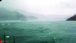 附近垂釣者拍下沉船最后畫面，當(dāng)時(shí)湖面上風(fēng)雨大作。