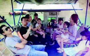 事發(fā)前有人發(fā)在朋友圈里的船上照片。