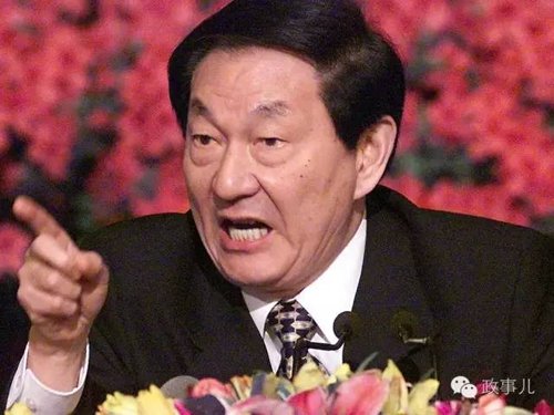 “政事兒”(微信ID:gcxxjgzh)注意到，朱镕基作為國(guó)務(wù)院前總理，在任期內(nèi)，房地產(chǎn)調(diào)控是其主導(dǎo)的刺激經(jīng)濟(jì)政策之一。
