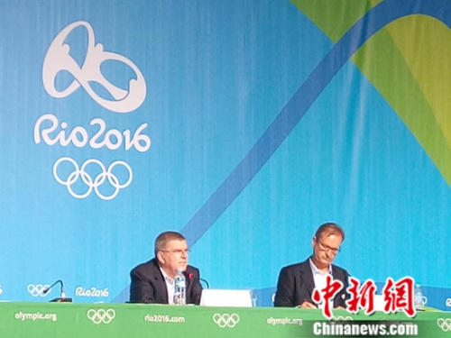 巴赫回答記者提問。<a target='_blank' href='http://www.chinanews.com/' >中新網</a>記者 盧巖 攝。